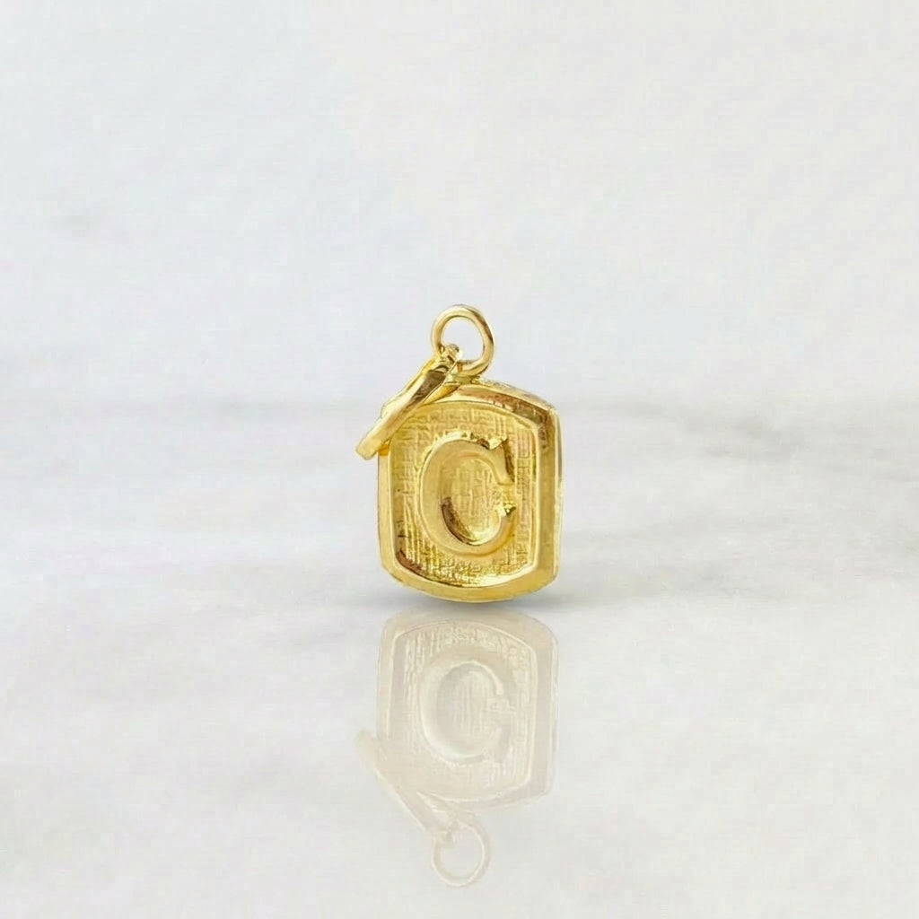Dije Letra C Marco Texturizado 0.35gr / 1.5cm / Oro Amarillo 18K