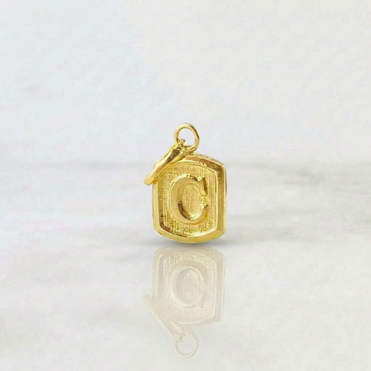 Dije Letra C Marco Texturizado 0.35gr / 1.5cm / Oro Amarillo 18K