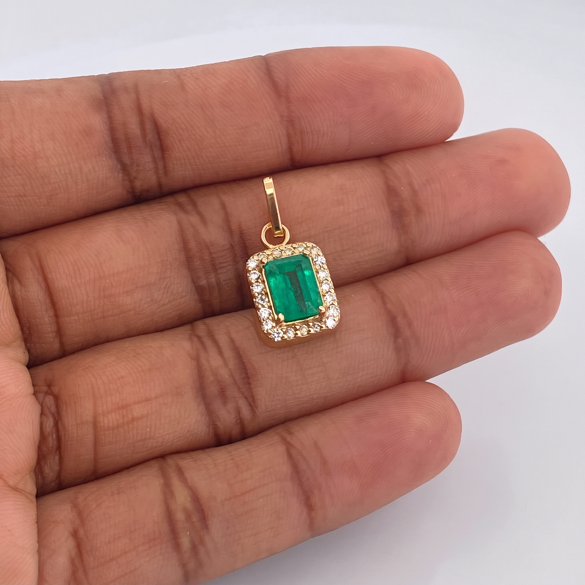Dije Rectangulo Tupido Esmeralda 1,5qts 2.45gr / 2.2cm / Oro Amarillo 18K %
