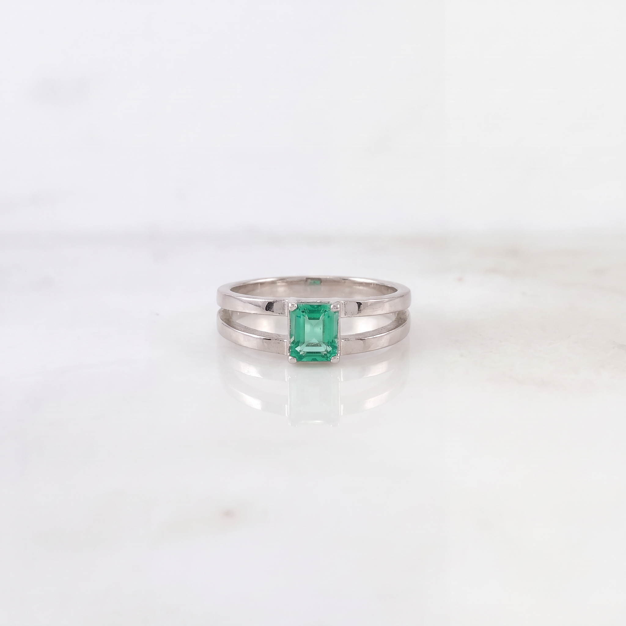 Anillo Solitario Doble Linea 3.56gr / T5 1/2 / Esmeralda 0.45 Qts Oro Blanco (Joya Oferta) &