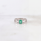 Anillo Solitario Doble Linea 3.56gr / T5 1/2 / Esmeralda 0.45 Qts Oro Blanco (Joya Oferta) &
