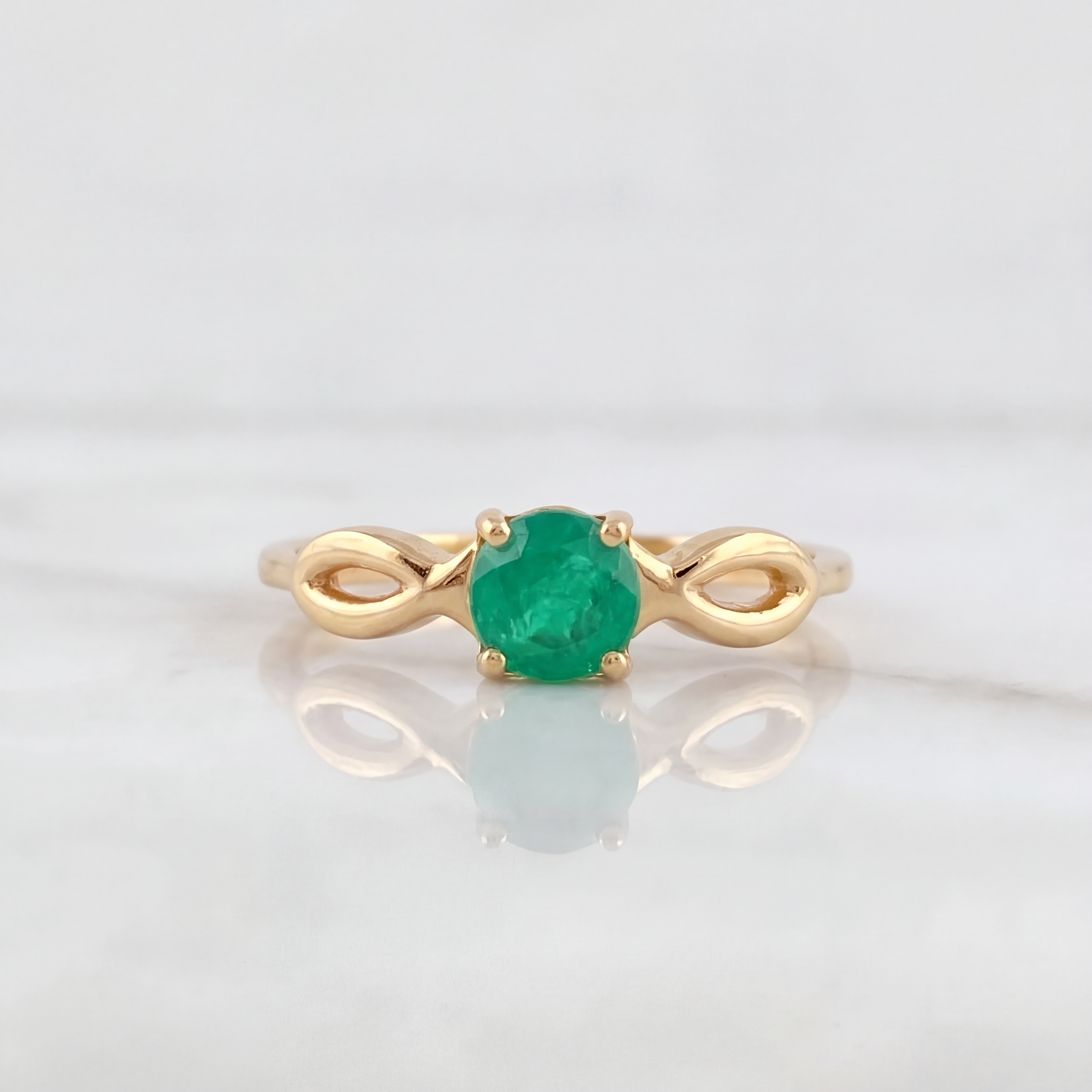 Anillo Solitario Cuadrado Lineas Cruzadas Esmeralda 30pts 2.35gr / T6 3/4 / Oro Amarillo 18K %