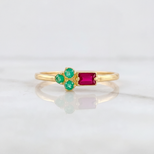 Anillo Flor Rectangular Rubí 8pts Esmeralda 3pts 1.45g / T6 Oro Amarillo 18K