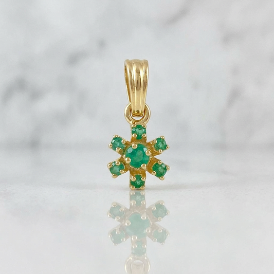 Dije Flor Estrella 0.95gr / 1.5cm / 15 pts Esmeraldas Oro Amarillo 18K (Joya)
