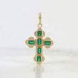 Dije Cruz Plana Esmeralda 57Pts 1.4gr / 2.7cm / Oro Amarillo 18K