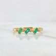 Anillo Tres Piedras Esmeraldas 15 pts Diamantes 4 pts 1gr / T6 1/4 / Oro Amarillo 18K