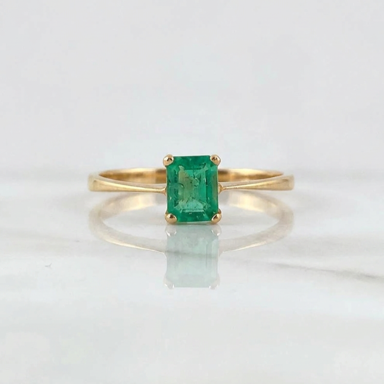 Anillo Solitario Rectangular 1.05gr / T6 3/4 / Esmeralda 14 Pts Oro Amarillo 18K (Joya)