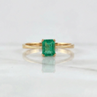 Anillo Solitario Rectangular 1.05gr / T6 3/4 / Esmeralda 14 Pts Oro Amarillo 18K (Joya)