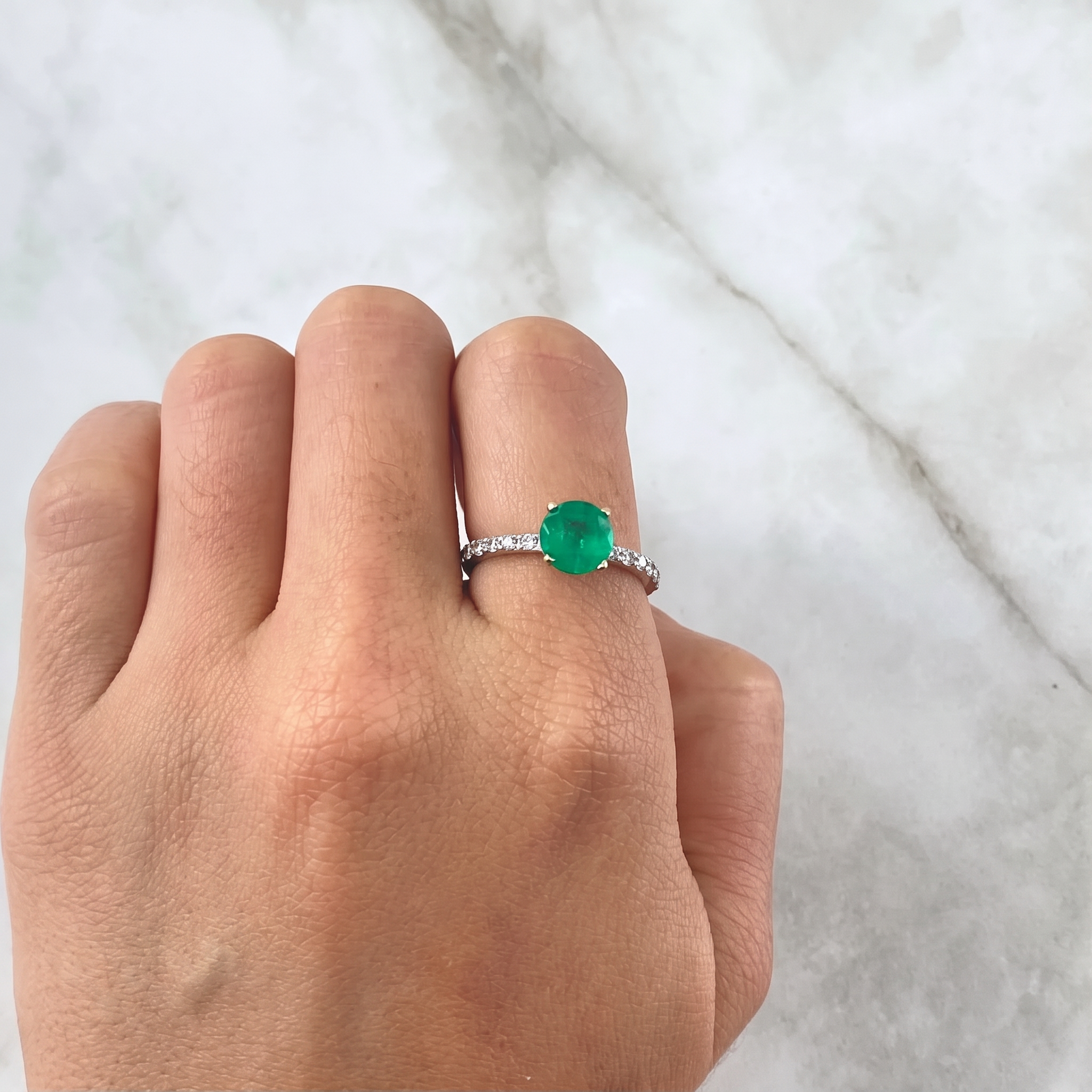 Anillo Solitario Redondo 2.25gr / T6 1/2 / Esmeralda 1.34Qts Diamantes 24pts Oro Blanco 18K (Joya)