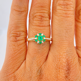 Anillo Halo Churumbela Esmeralda 37pts 3.05gr / T7 1/4 / Dos Oros Amarillo Blanco 18K %