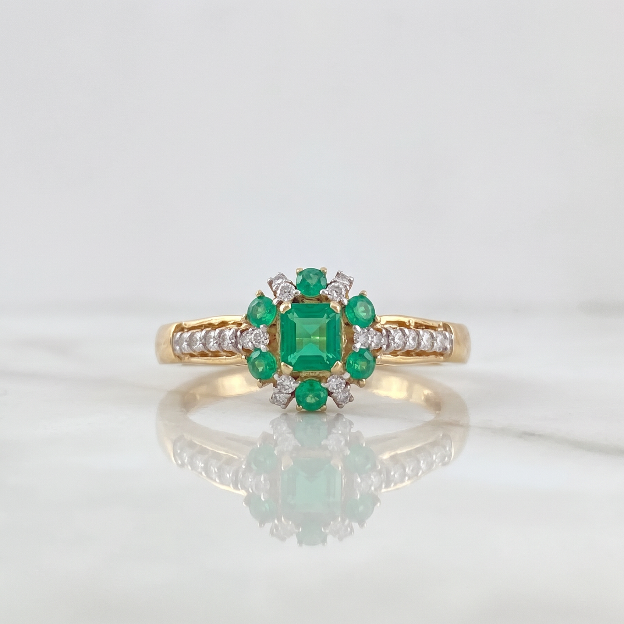 Anillo Halo Churumbela Esmeralda 37pts 3.05gr / T7 1/4 / Dos Oros Amarillo Blanco 18K %