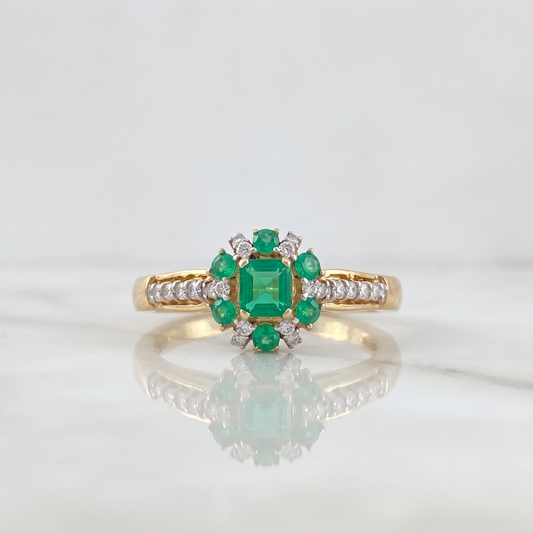 Anillo Halo Churumbela Esmeralda 37pts 3.05gr / T7 1/4 / Dos Oros Amarillo Blanco 18K %