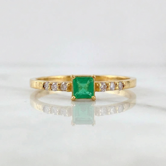 Anillo Cuadrado Esmeralda 30 Pts Diamantes 06 Pts 1.75gr / T7 1/4 / Oro Amarillo 18K