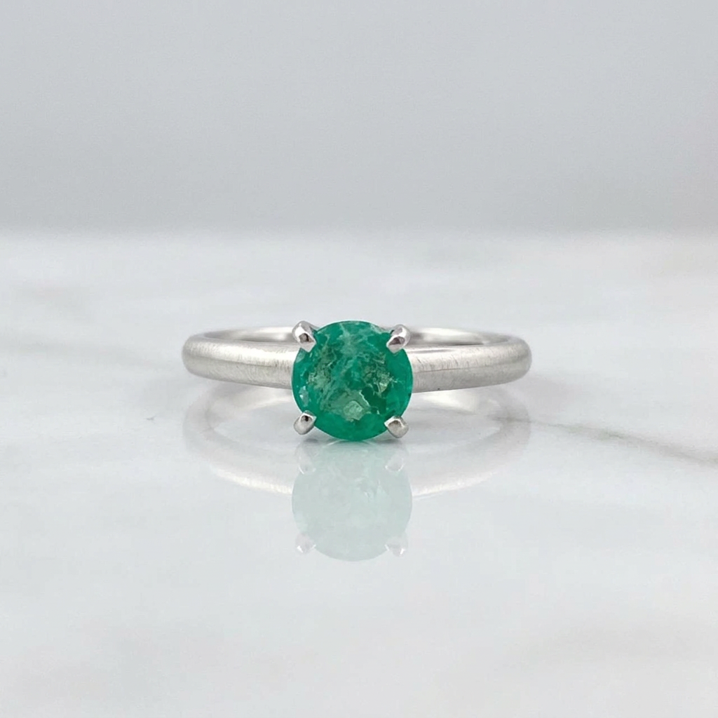 Anillo Solitario Redondo Esmeralda 70pts 2.55gr / 6.75cm / Oro Blanco 18K %