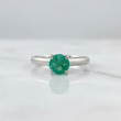 Anillo Solitario Redondo Esmeralda 70pts 2.55gr / 6.75cm / Oro Blanco 18K %