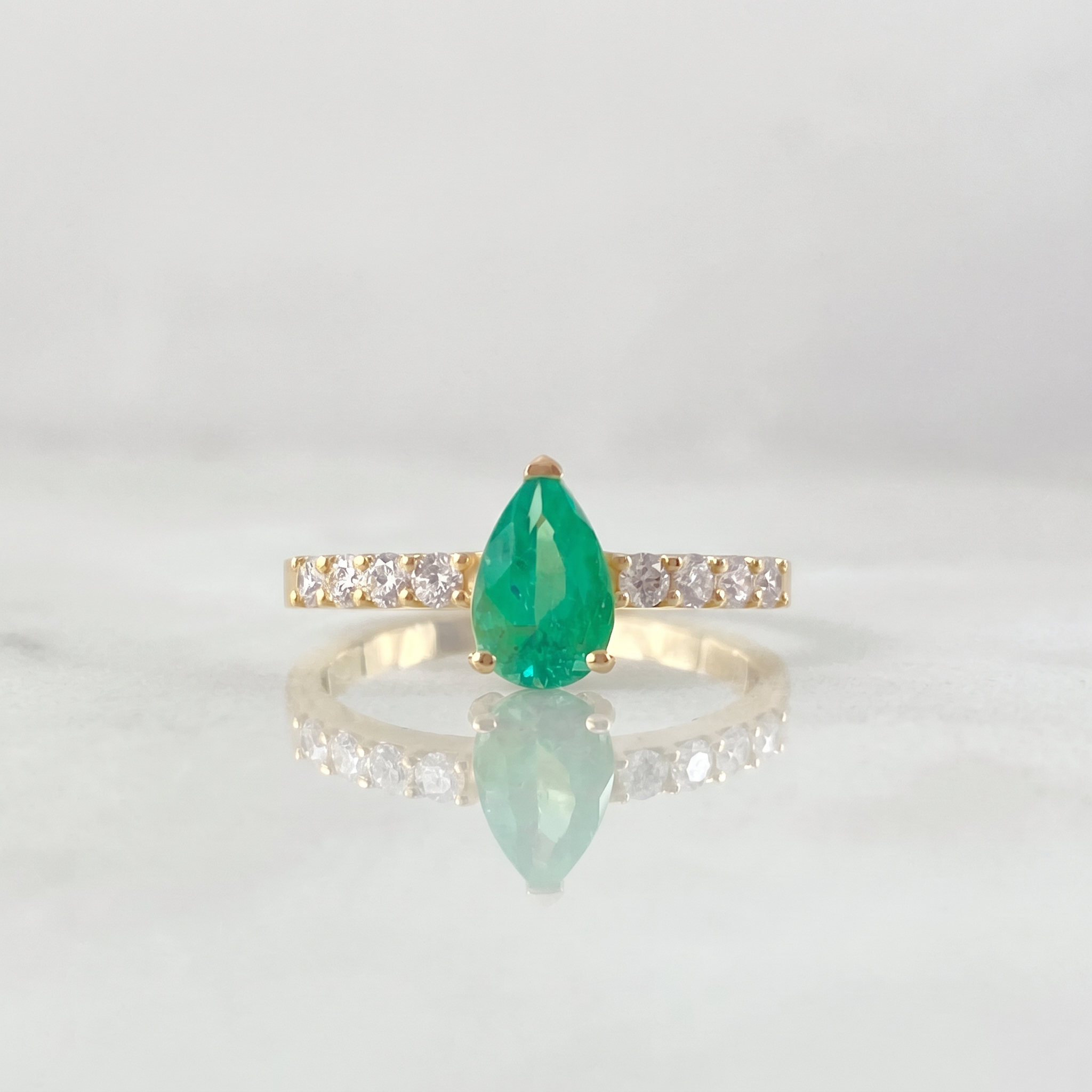 Anillo Solitario Gota 2.55gr / T6 3/4 / Esmeralda 80pts Diamantes 24pts Oro Amarillo 18K (Joya)