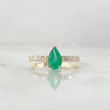 Anillo Solitario Gota 2.55gr / T6 3/4 / Esmeralda 80pts Diamantes 24pts Oro Amarillo 18K (Joya)