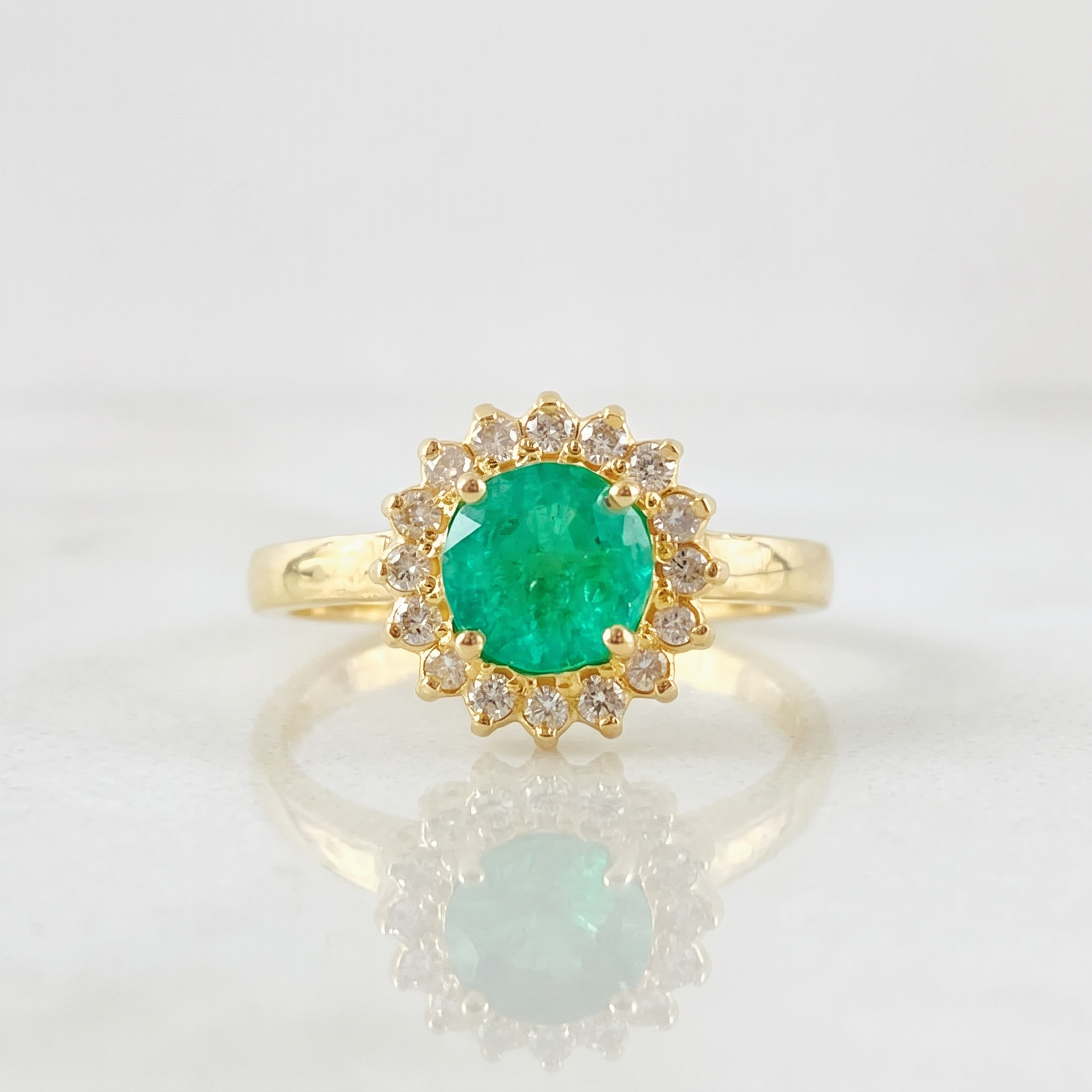Anillo Solitario Flor Girasol Esmeralda 79pts Diamantes 16pts 3.75gr / T7 1/2 / Oro Amarillo 18K