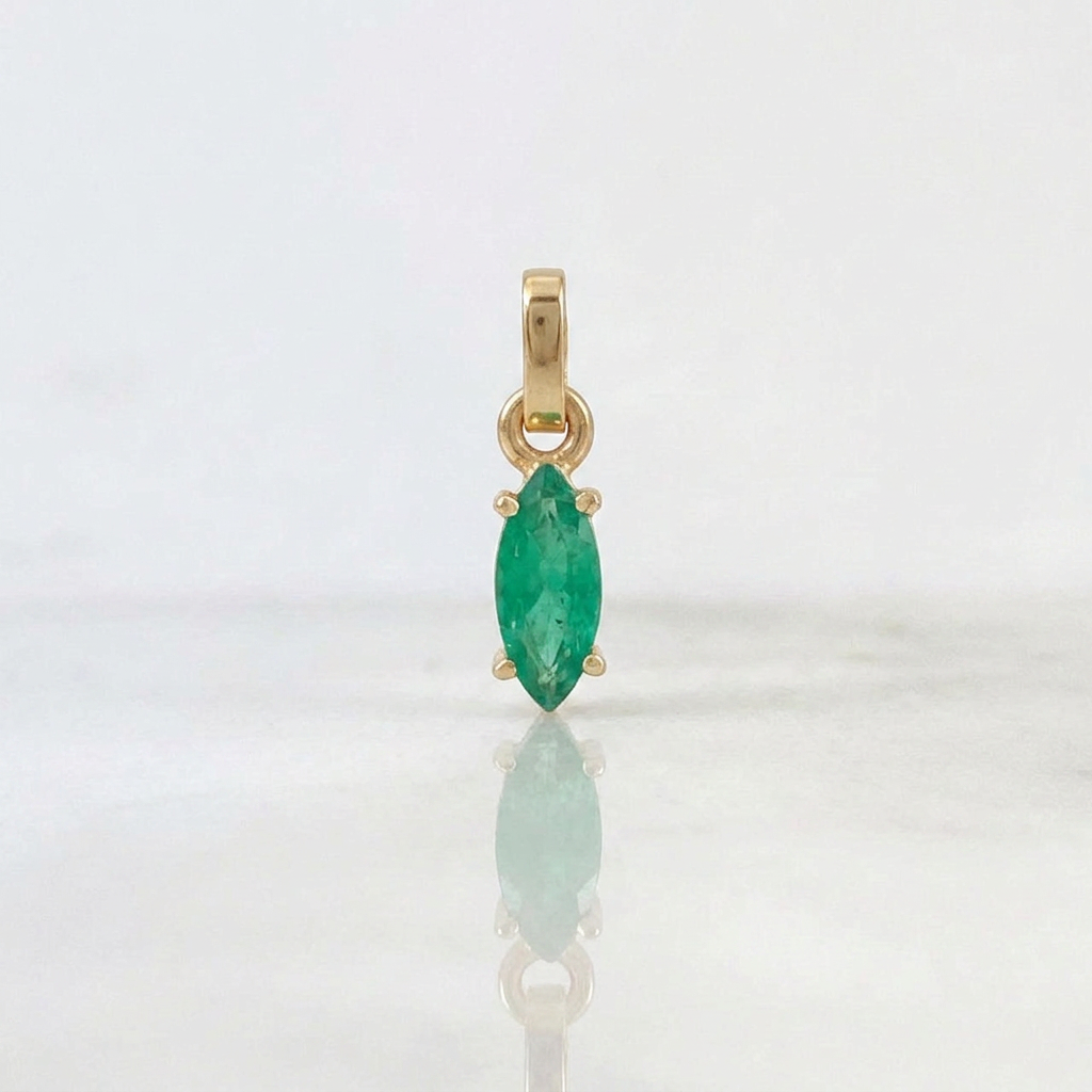 Dije Oval Esmeraldas 55 Pts 0.5gr / 1.3cm / Oro Amarillo 18K %