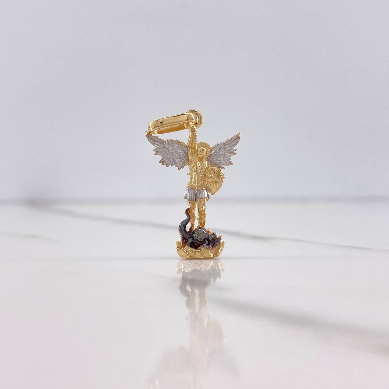 Dije San Miguel Arcángel 1.9gr / 2.9cm / Dos Oros Amarillo Blanco $