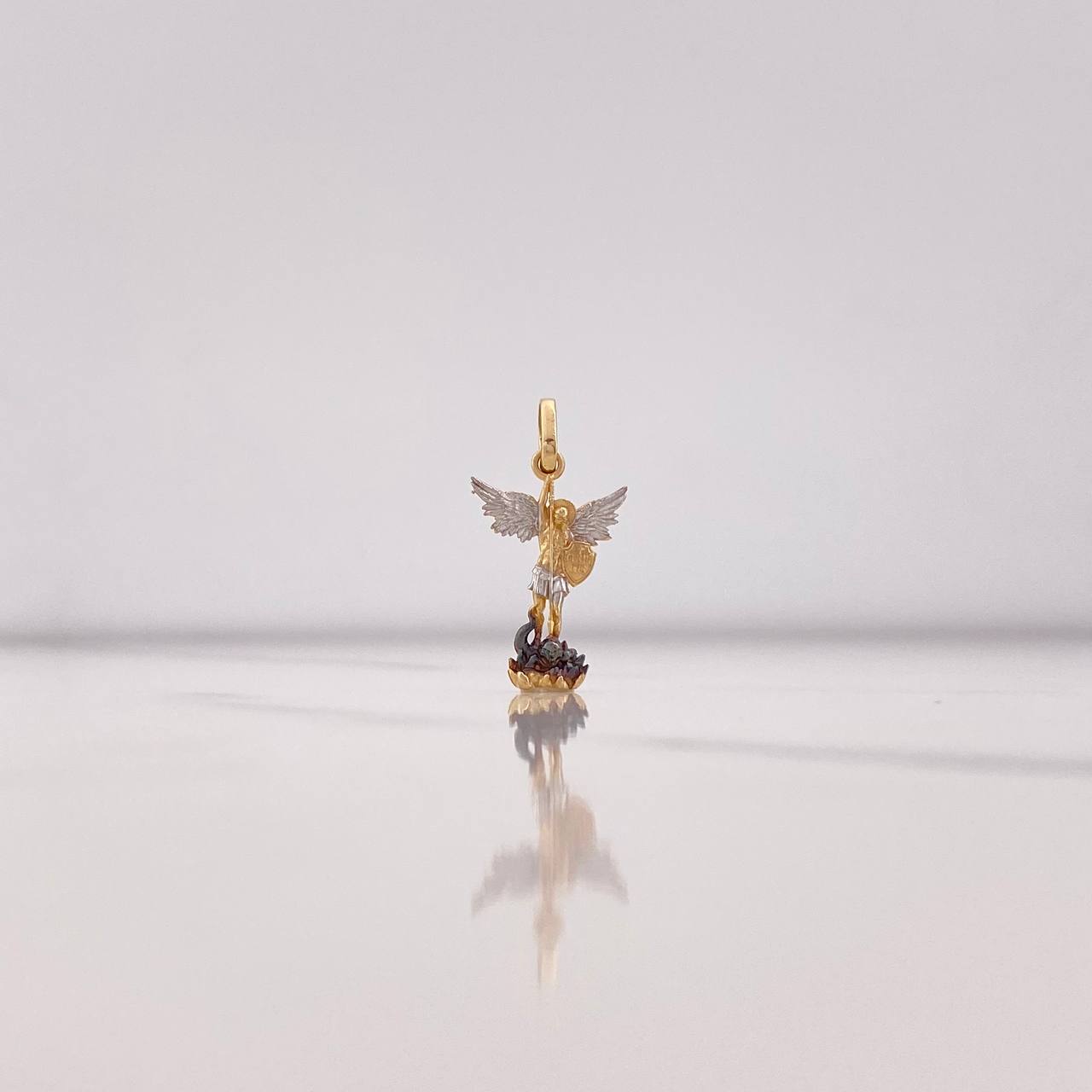 Dije San Miguel Arcángel 1.1gr / 2.5cm / Dos Oros Amarillo Blanco $