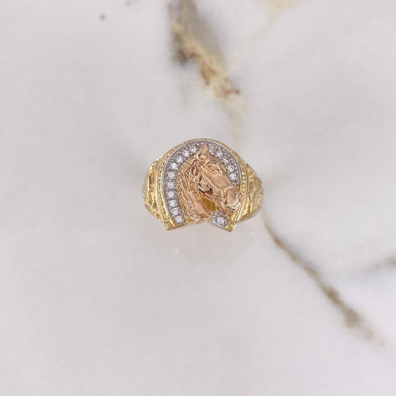 Anillo Herradura Caballo 7.9gr / T8 3/4 / Circones Blancos Tres Oros $