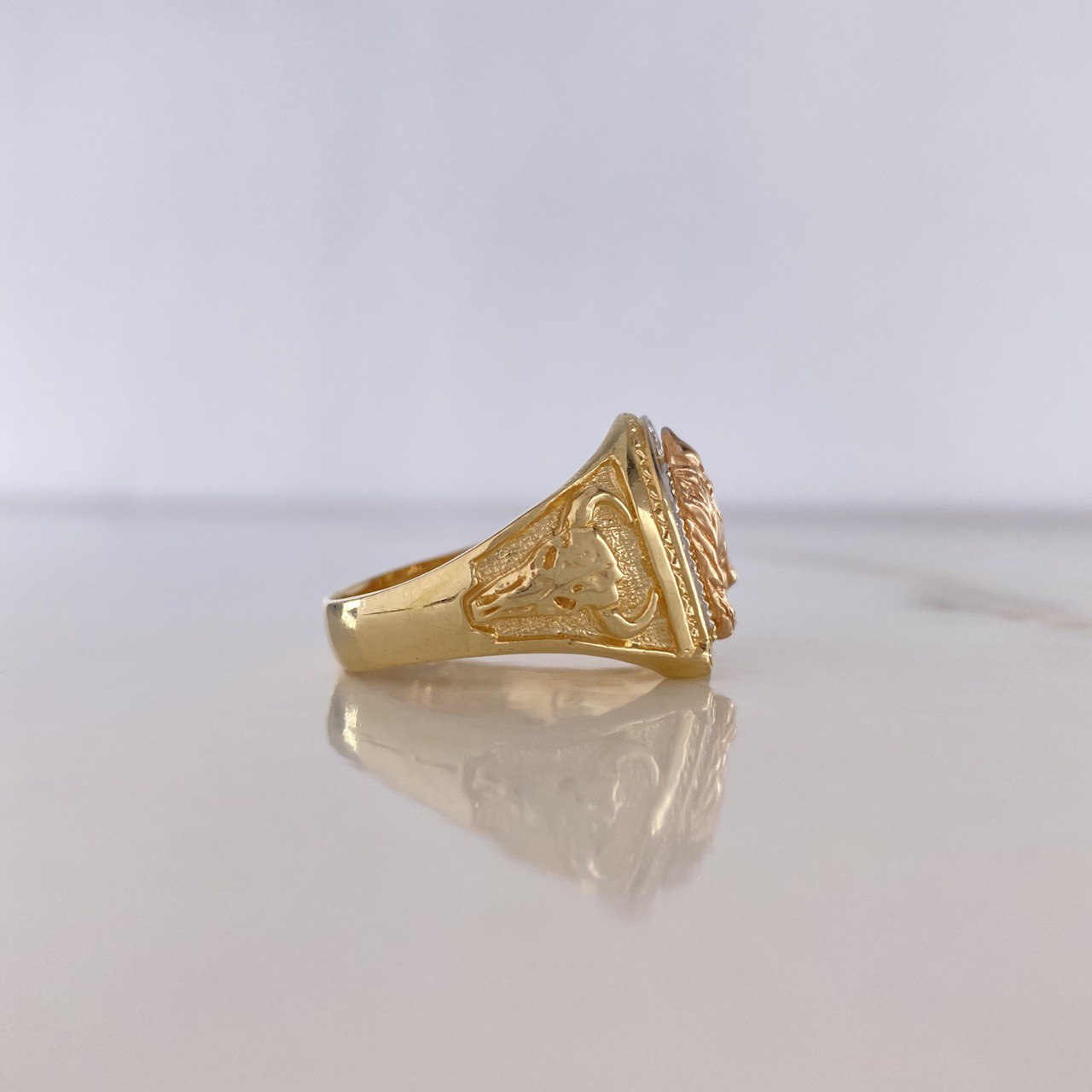 Anillo Herradura Caballo 7.9gr / T8 3/4 / Circones Blancos Tres Oros $