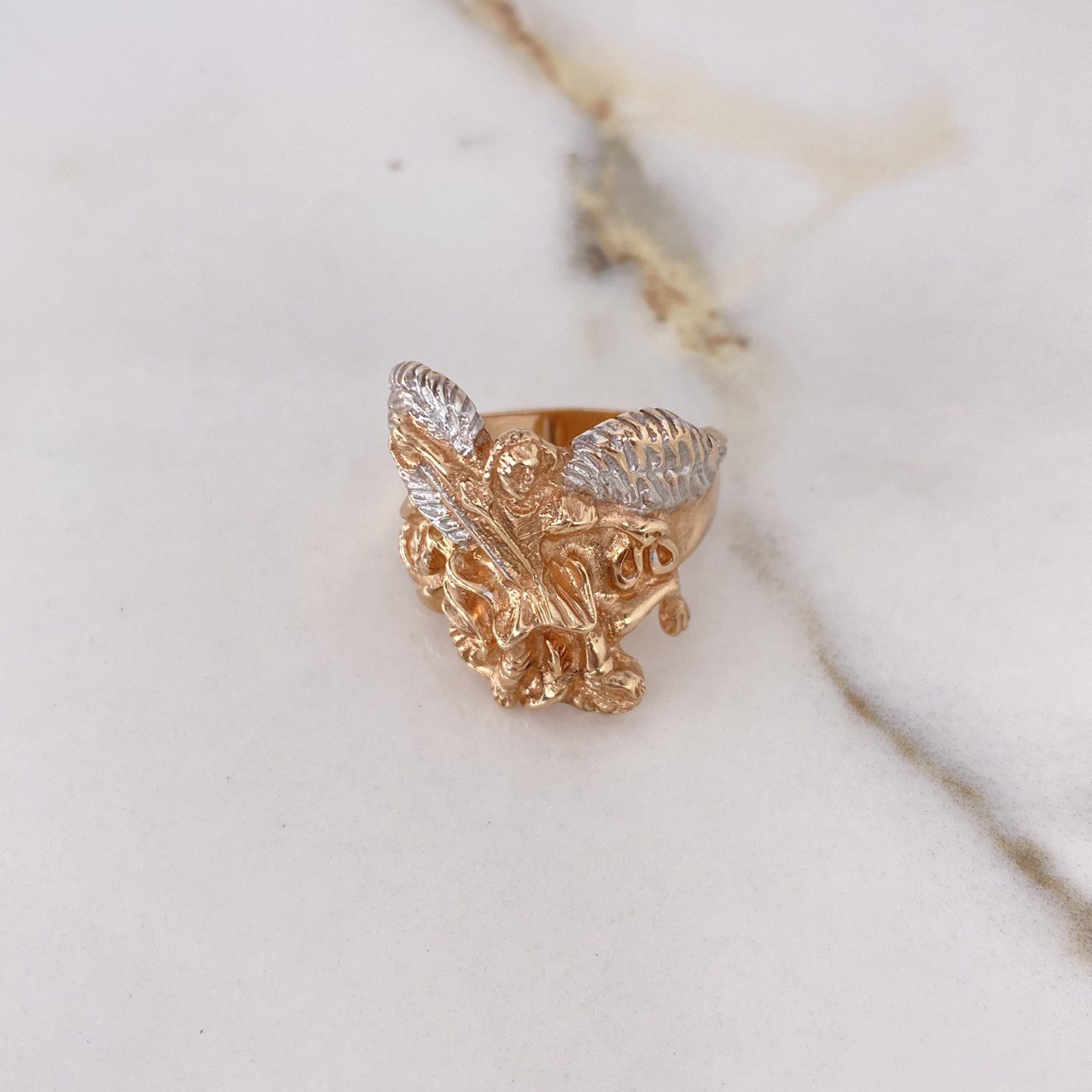 Anillo San Miguel Arcángel 11.55gr / T7 3/4 / Dos Oros Blanco Rosa $