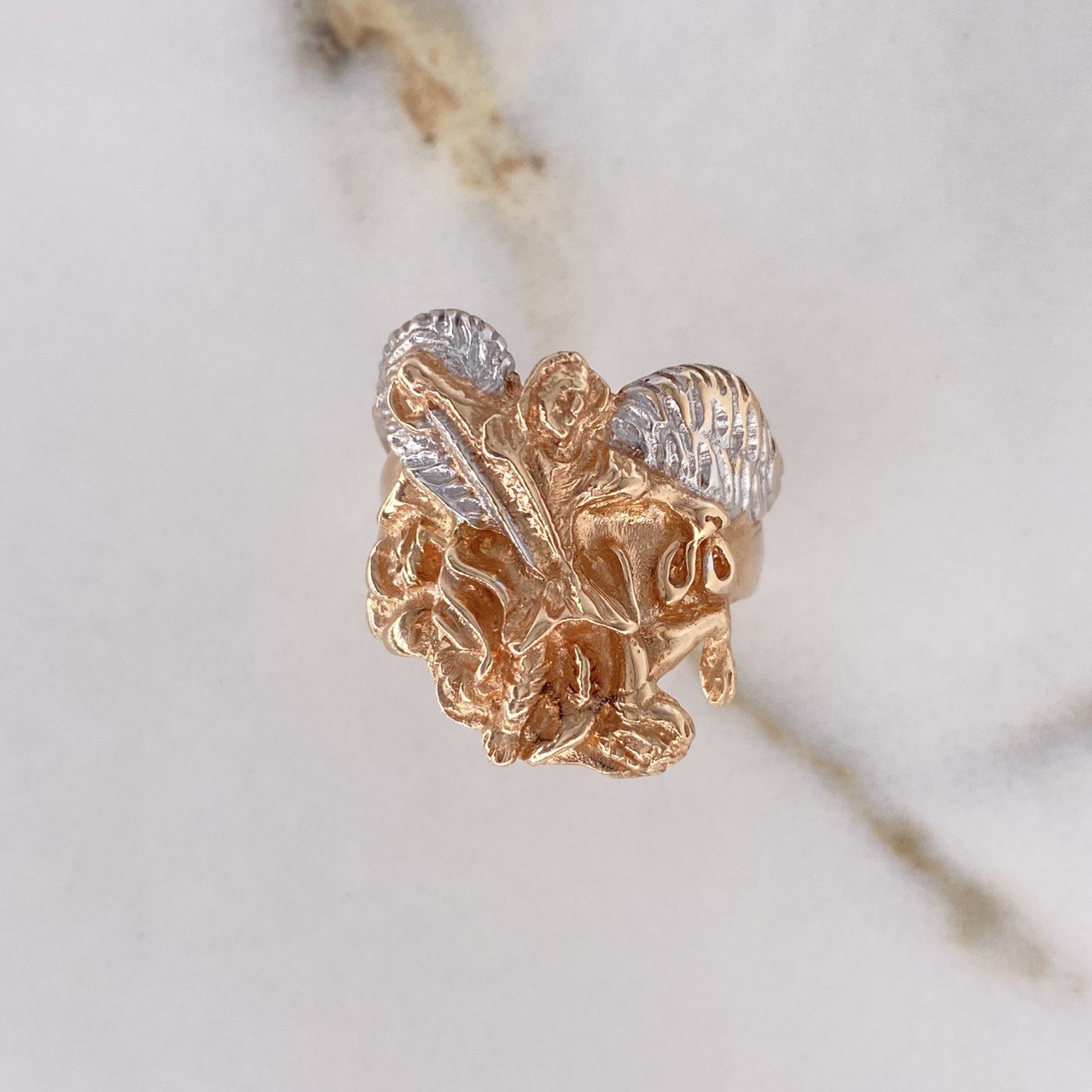 Anillo San Miguel Arcángel 11.55gr / T7 3/4 / Dos Oros Blanco Rosa $
