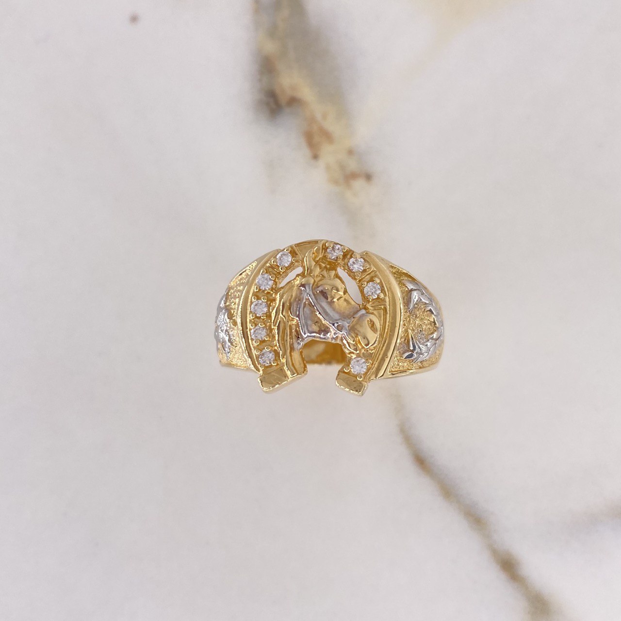 Anillo Herradura Caballo 7.2gr / T9 1/2 / Circones Blancos Dos Oros Amarillo Blanco $