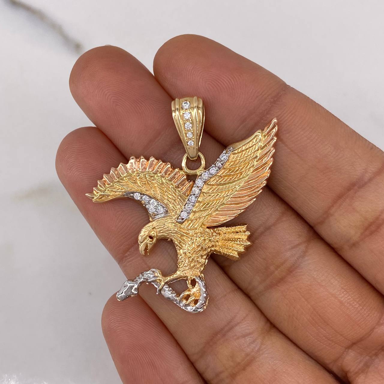 Dije Aguila 8.9gr / 3.8cm / Texturizada Circones Blancos Tres Oros $