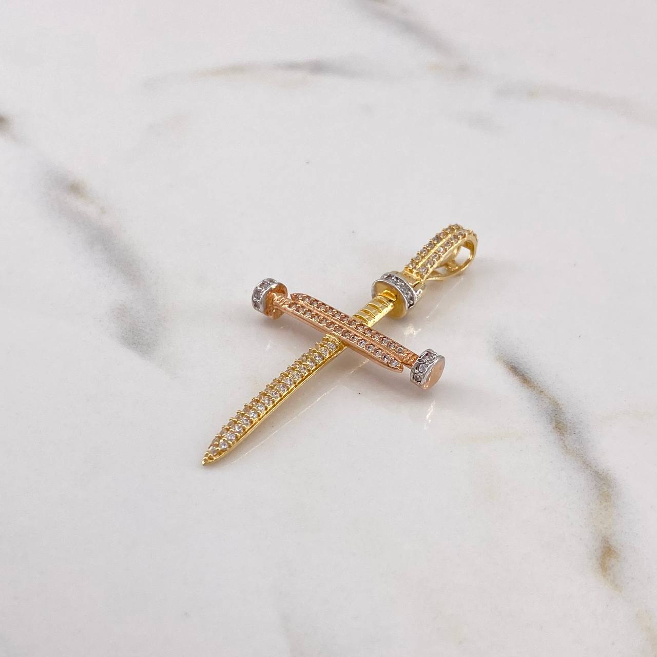 Dije Cruz Clavos 3.75gr / 4.7cm / Circones Blancos Tres Oros $
