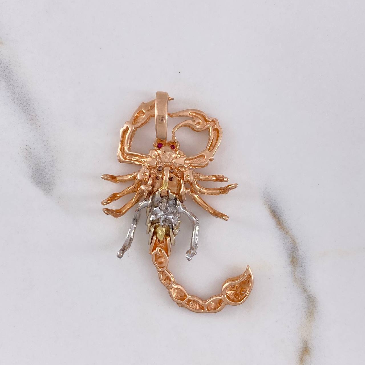 Dije Escorpion 7.3gr / 4.3cm / Circones Blancos Fucsias Dos Oros Blanco Rosa $