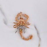 Dije Escorpion 7.3gr / 4.3cm / Circones Blancos Fucsias Dos Oros Blanco Rosa $