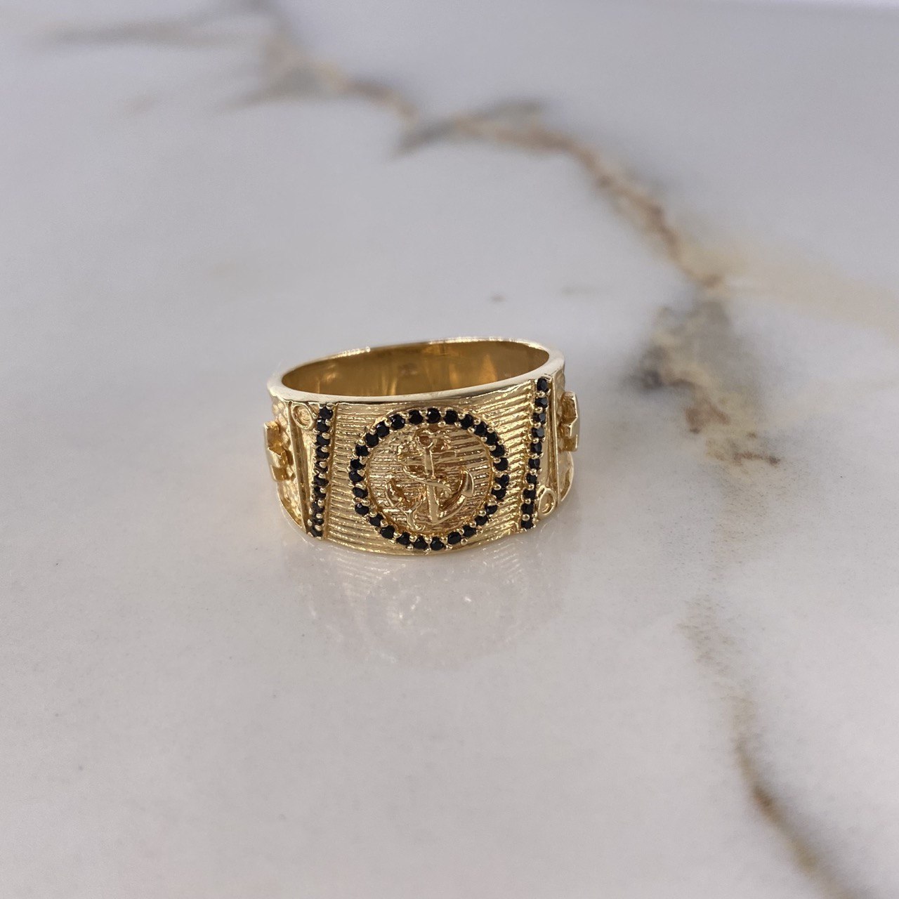 Anillo Ancla 8.15gr / T9 1/2 / Circones Negros Oro Amarillo $