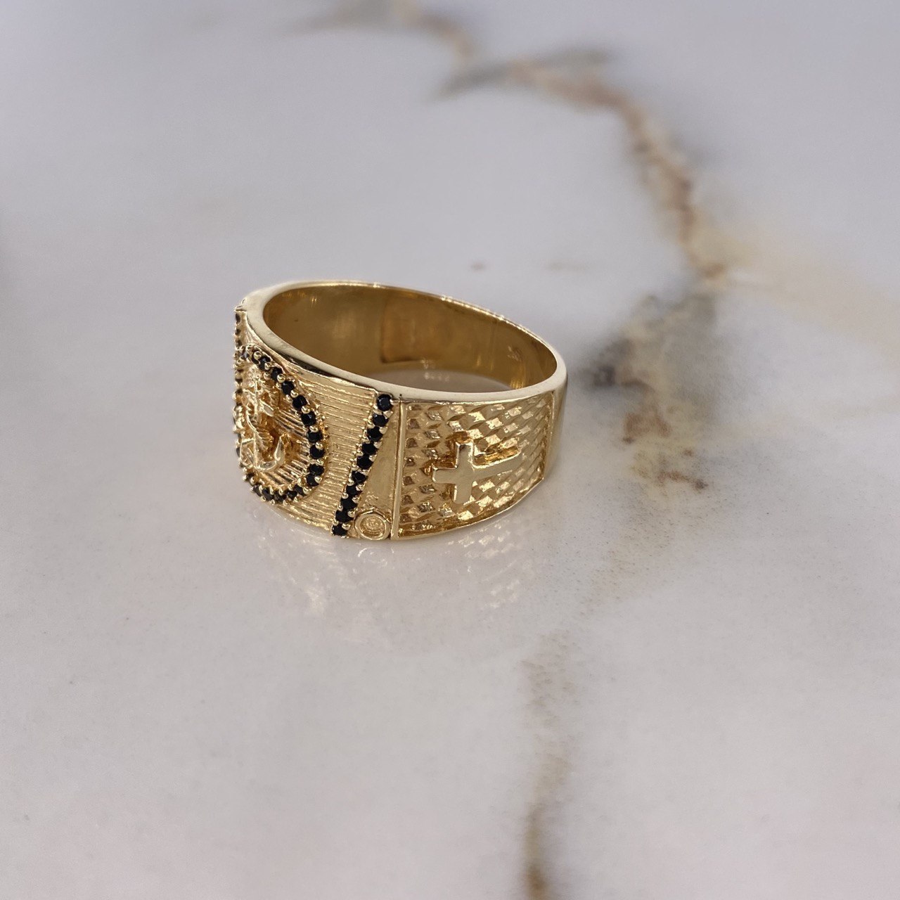 Anillo Ancla 8.15gr / T9 1/2 / Circones Negros Oro Amarillo $