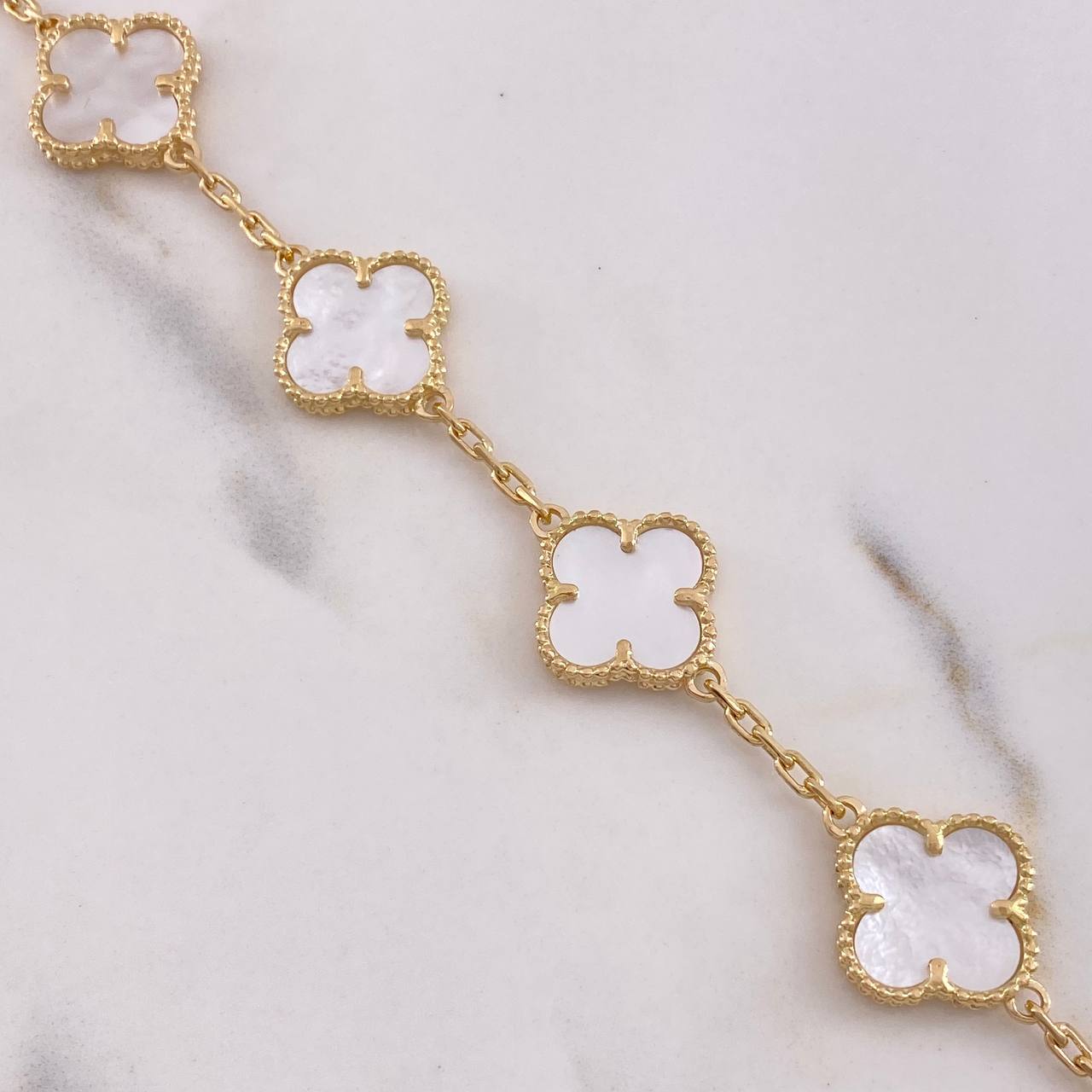 Pulso Aro seguido Trebol VCyA 12.95gr / 17.5cm / 2mm Nacar Blanco Oro Amarillo Nac.Esp.
