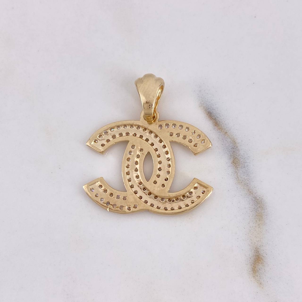 Dije CC 3.3gr / 2.6cm / Circones Blancos Oro Amarillo $