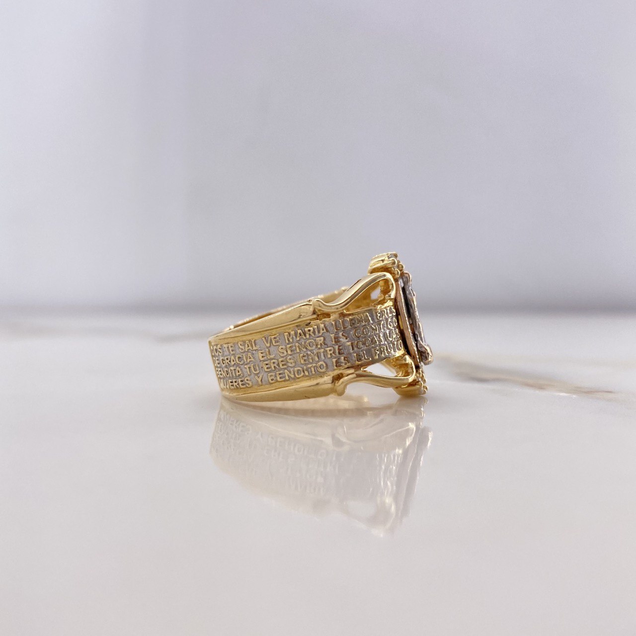 Anillo Virgen de Guadalupe 8.75gr / T8 1/4 / Circones Blancos Dos Oros Amarillo Blanco $