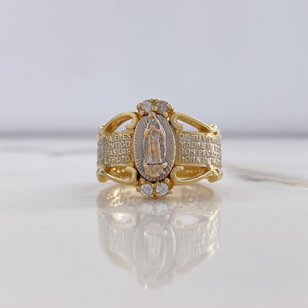 Anillo Virgen de Guadalupe 8.75gr / T8 1/4 / Circones Blancos Dos Oros Amarillo Blanco $