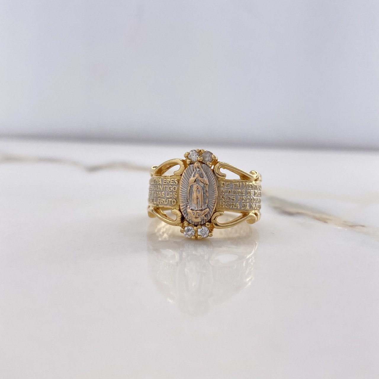 Anillo Virgen de Guadalupe 8.75gr / T8 1/4 / Circones Blancos Dos Oros Amarillo Blanco $