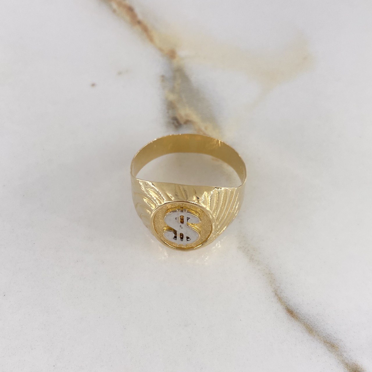 Anillo Sello Signo Peso 3.75gr / T11 1/2 / Dos Oros Amarillo Blanco $