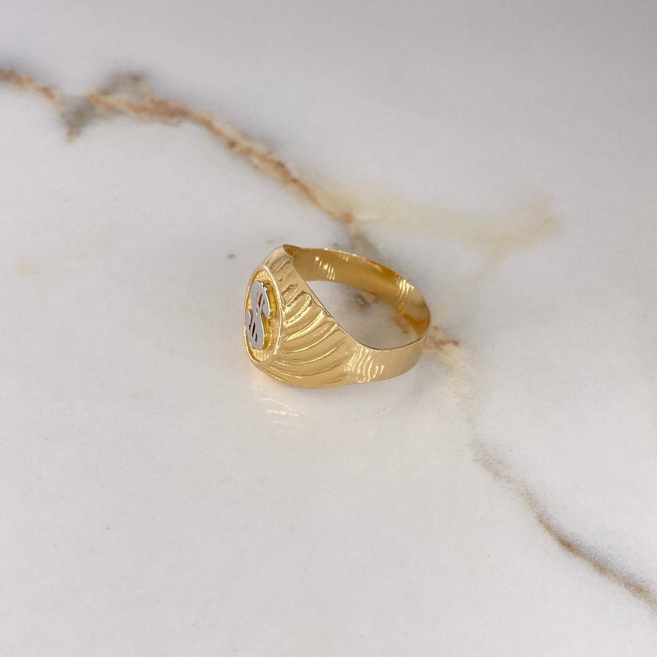 Anillo Sello Signo Peso 3.75gr / T11 1/2 / Dos Oros Amarillo Blanco $