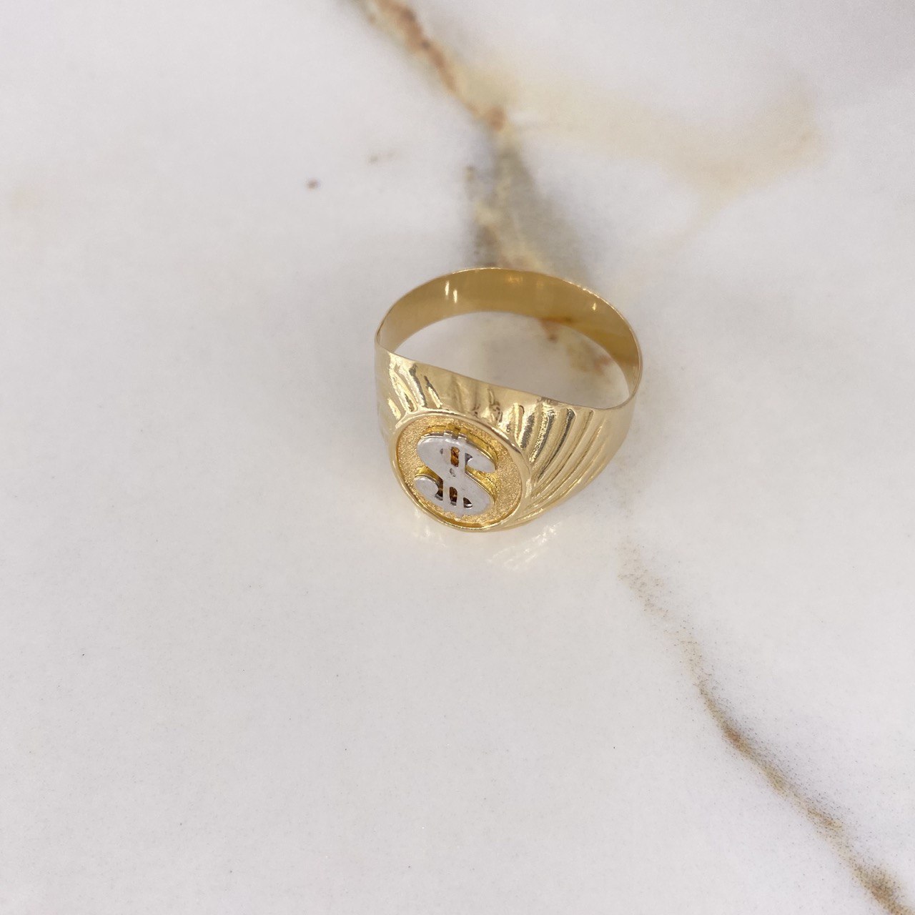 Anillo Sello Signo Peso 3.75gr / T11 1/2 / Dos Oros Amarillo Blanco $