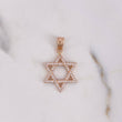 Dije Estrella De David 1.75gr / 2.7cm / Circones Blancos Oro Rosa 18K $