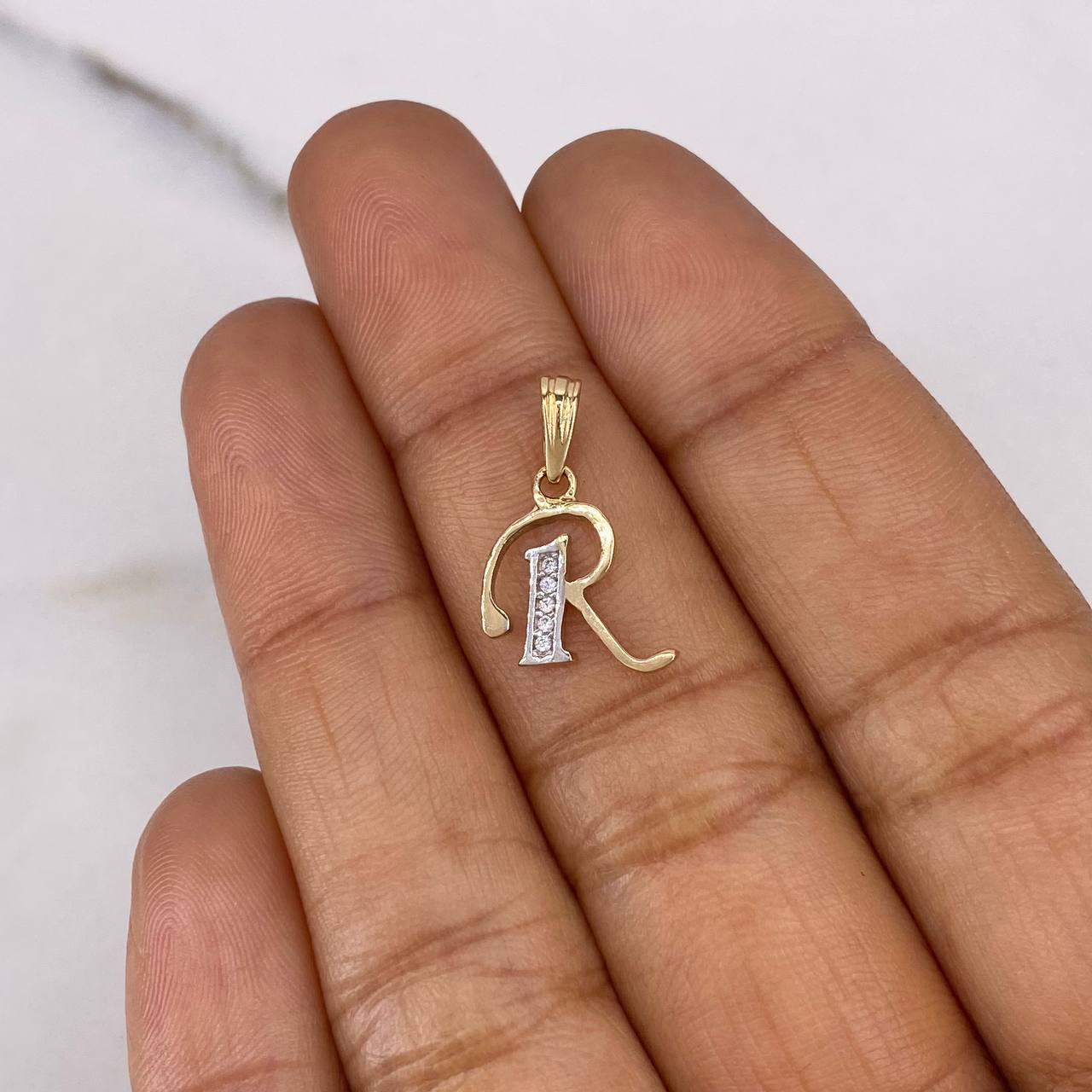 Dije Letra R 0.8gr / 1.9cm / Circones Blancos Dos Oros Amarillo Blanco 18K $