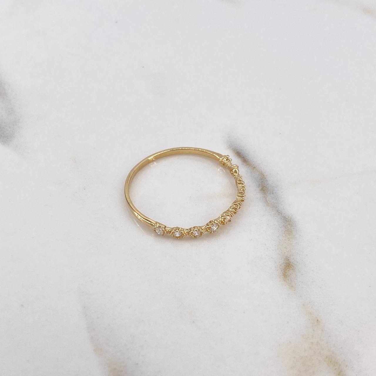 Anillo Argolla Churumbela 0.95gr / T8 1/2 / Circones Blancos Oro Amarillo 18K $