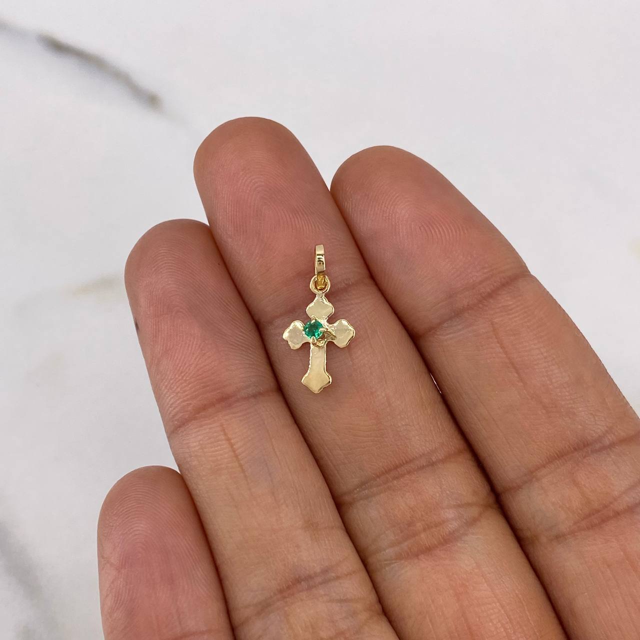 Dije Cruz Gotica 0.3gr / 1.6cm / Esmeralda 4pts Oro Amarillo 18K (Joya) $