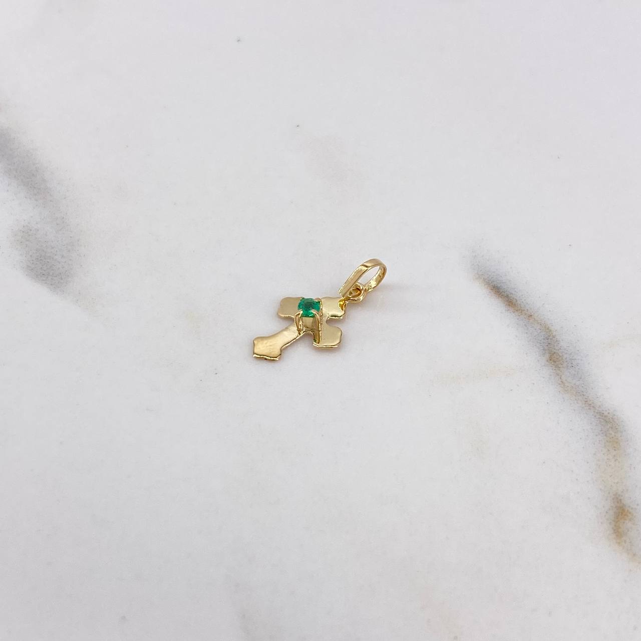 Dije Cruz Gotica 0.3gr / 1.6cm / Esmeralda 4pts Oro Amarillo 18K (Joya) $