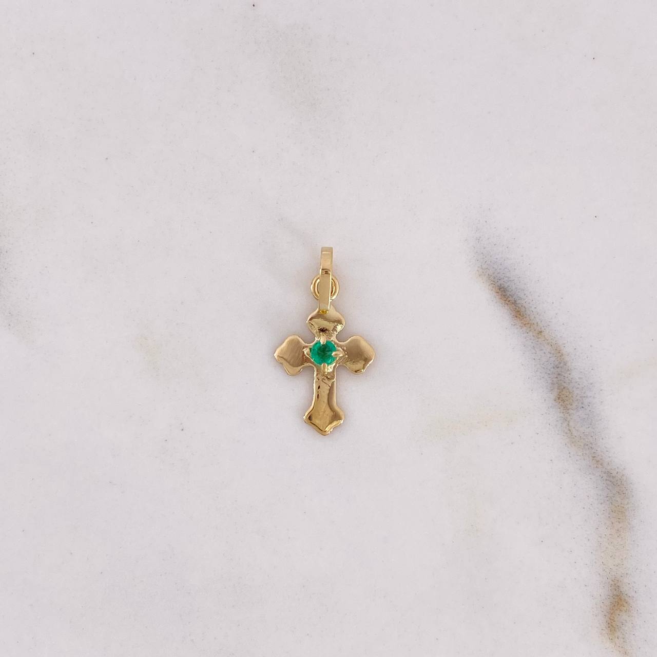 Dije Cruz Gotica 0.3gr / 1.6cm / Esmeralda 4pts Oro Amarillo 18K (Joya) $